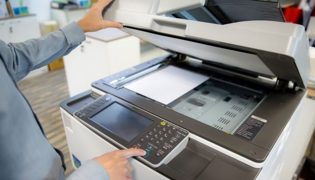 Khởi động máy photocopy đa chức năng
