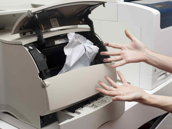 Chất lượng giấy in thấp khi qua cụm sấy nhiệt dễ bị nhăn lại gây ra kẹt giấy