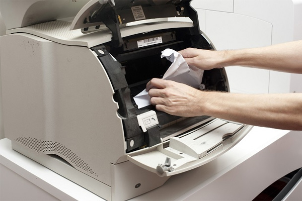 Giấy bị ẩm hoặc nhăn cũng gây ra tình trạng kẹt giấy ở máy in