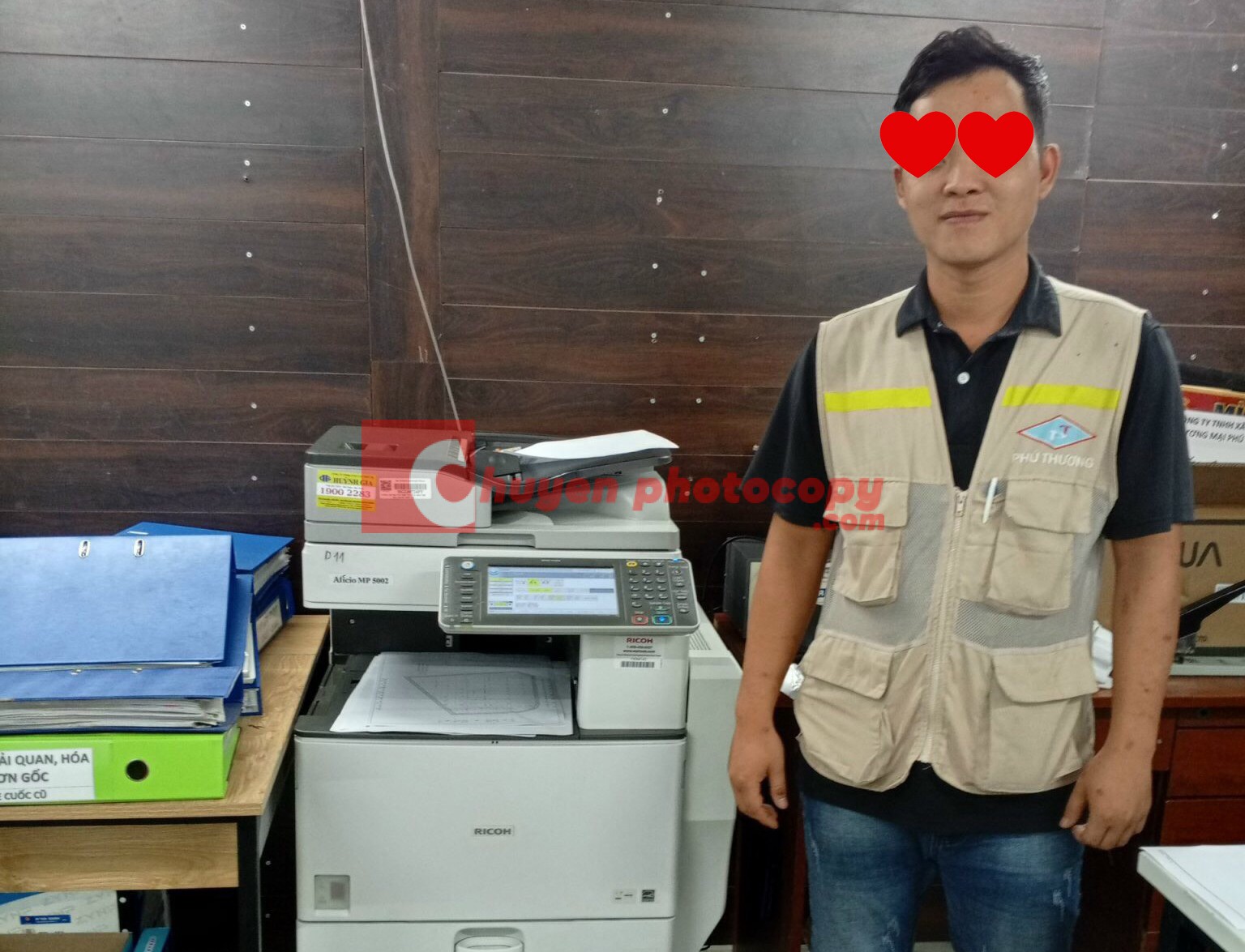 Khách hàng sử dụng dịch vụ cho thuê máy photocopy tại công trình xây dựng