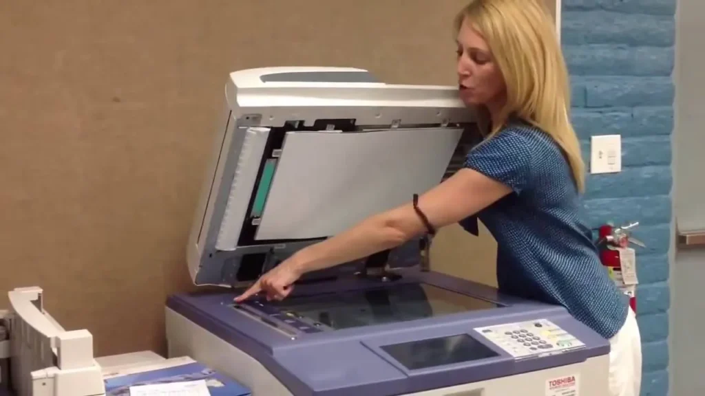 Các bước chuẩn bị và khởi động máy photocopy Toshiba
